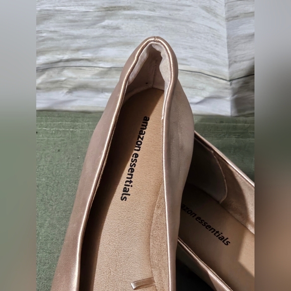 Amazon Essentials Women's Rose Gold Flats Size 6.5 - Picture 2 of 11